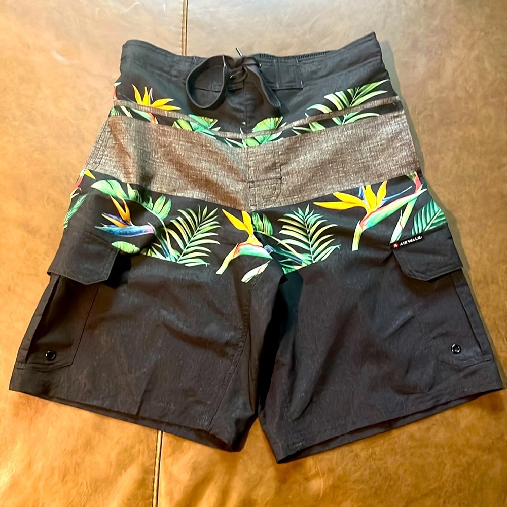 Men’s Airwalk swim trunks, size Small